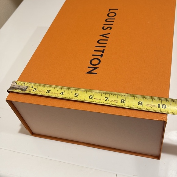 Louis Vuitton Large Magnetic Closure Box with Dust Cloth—New Condition!! - Picture 5 of 9